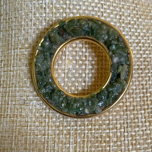 Elegant Gold and Green Circular Pendant Necklace - Picture 4 of 4